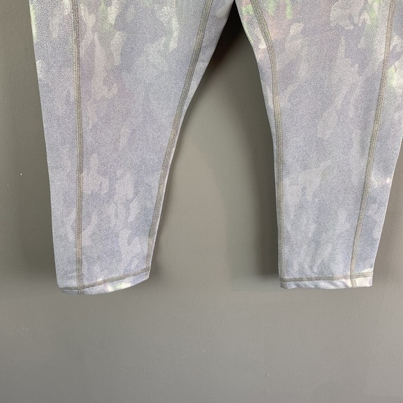 Zyia Womens Silver Metallic Camo Pocket Light n Tight Capri Leggings Size 6-8 - Picture 7 of 13